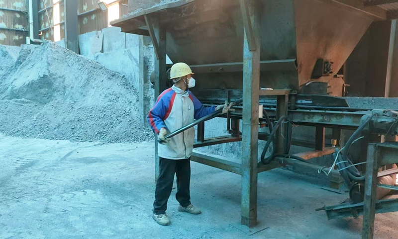 2、重晶石加工車間一角。.jpg