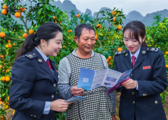 稅務(wù)干部到新辦戶興義市鮮樂橙種植場開展稅費(fèi)政策宣傳及涉稅業(yè)務(wù)輔導(dǎo)。