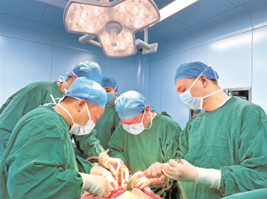 醫生開展胃癌根治術。