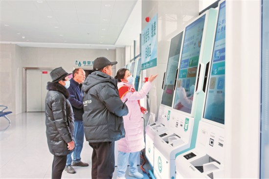 導診協助群眾掛號。